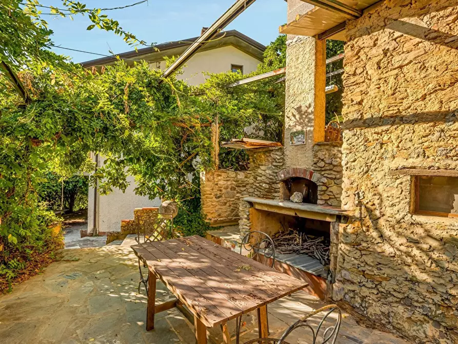 Immagine 1 di Villa in vendita  a Seravezza