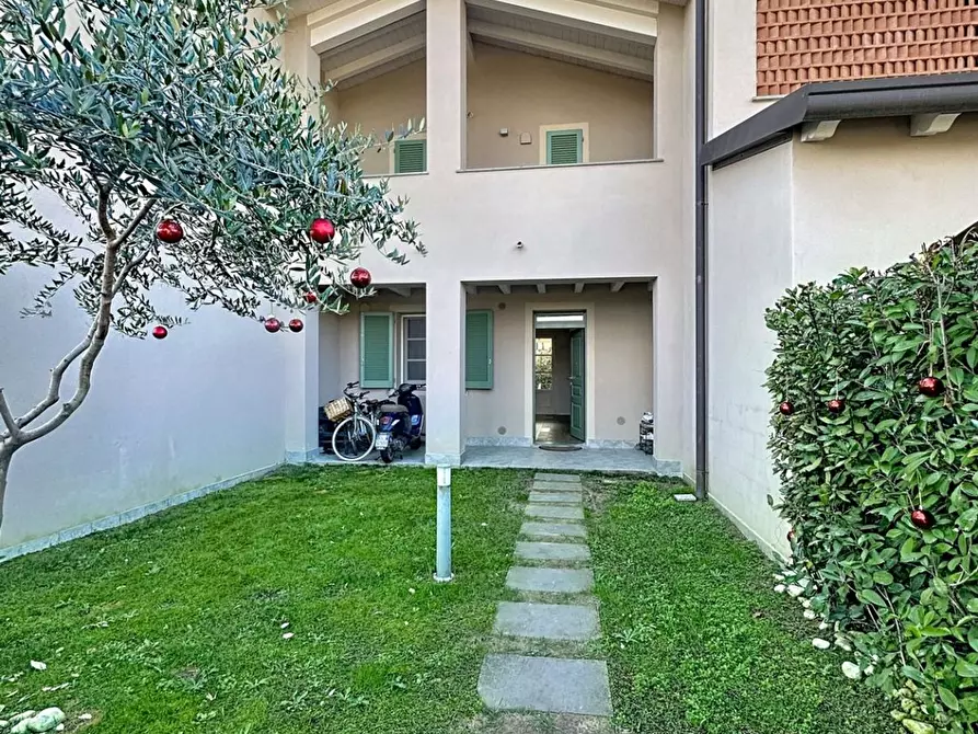 Immagine 2 di Villetta a schiera in vendita  a Viareggio