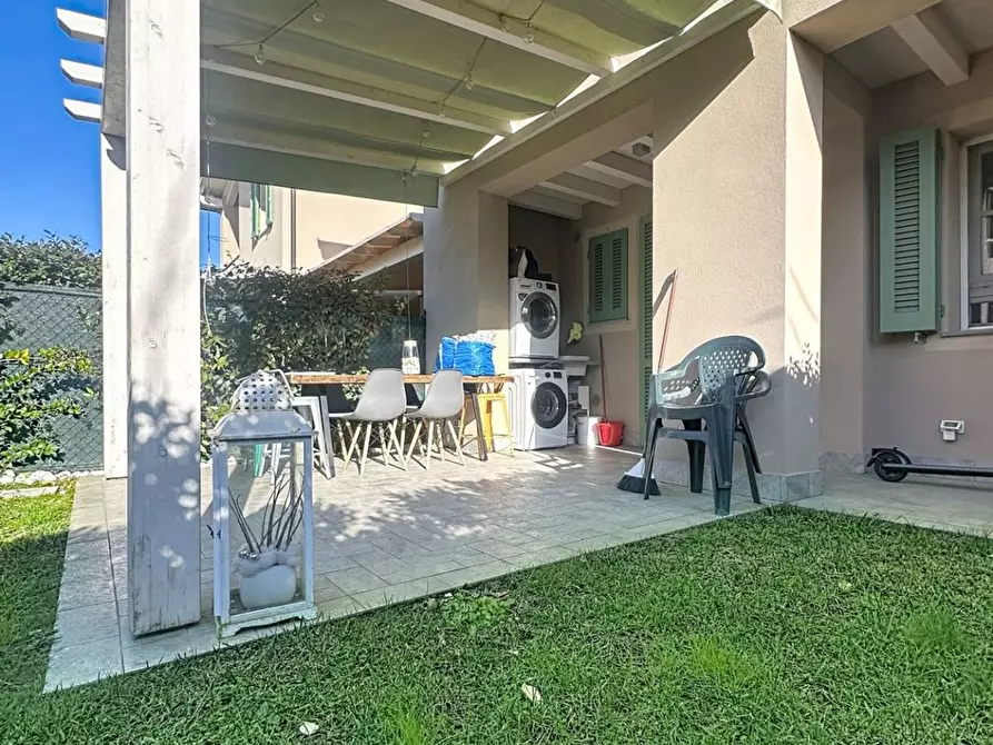 Immagine 3 di Villetta a schiera in vendita  a Viareggio