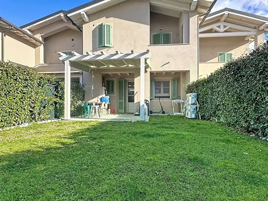 Immagine 1 di Villetta a schiera in vendita  a Viareggio