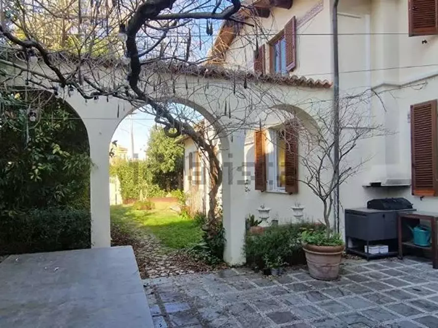 Immagine 1 di Villa in vendita  a Pietrasanta