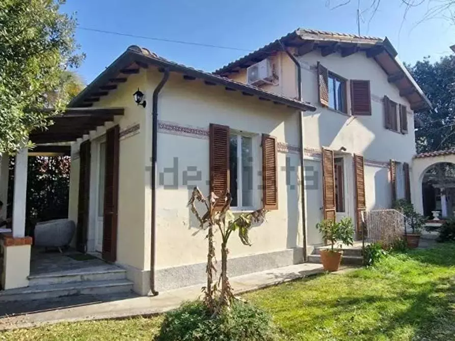 Immagine 3 di Villa in vendita  a Pietrasanta