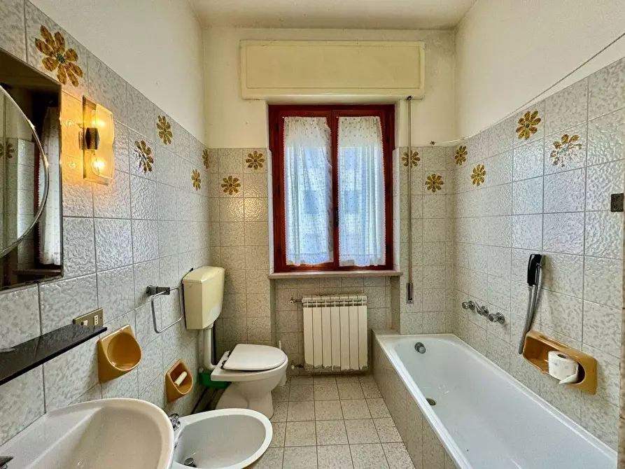 Immagine 19 di Appartamento in vendita  a Lucca