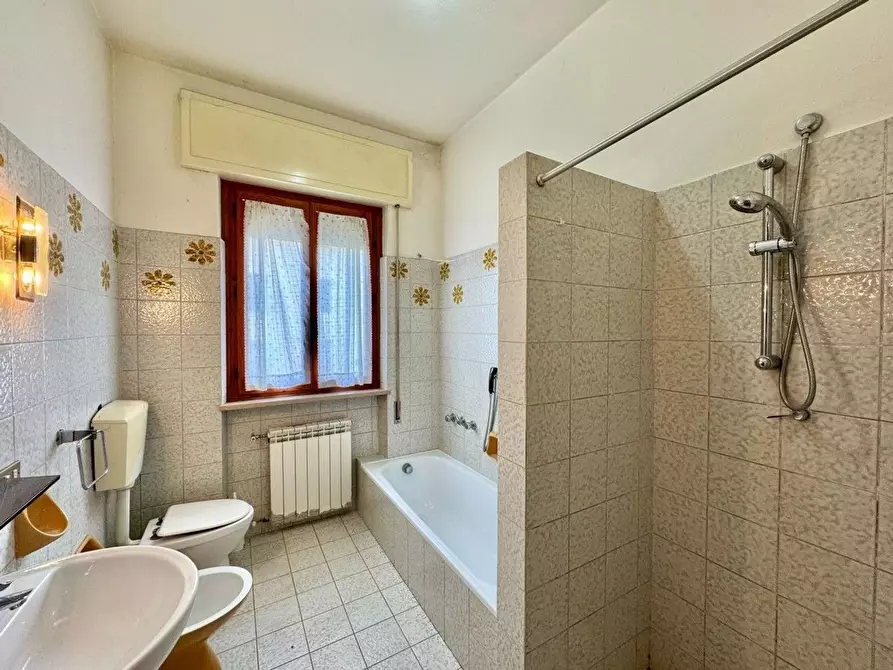 Immagine 18 di Appartamento in vendita  a Lucca