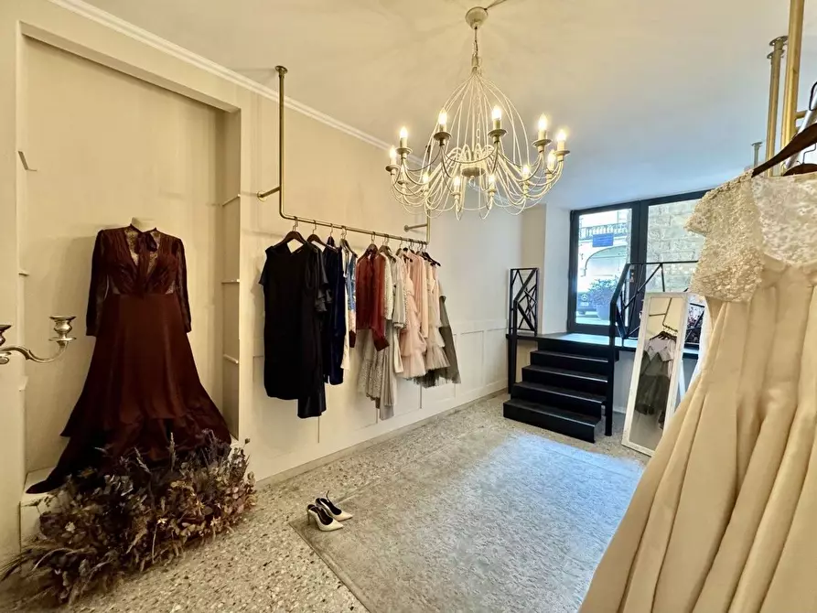 Immagine 16 di Negozio in vendita  a Pescia