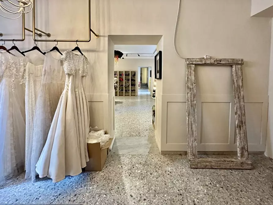 Immagine 14 di Negozio in vendita  a Pescia