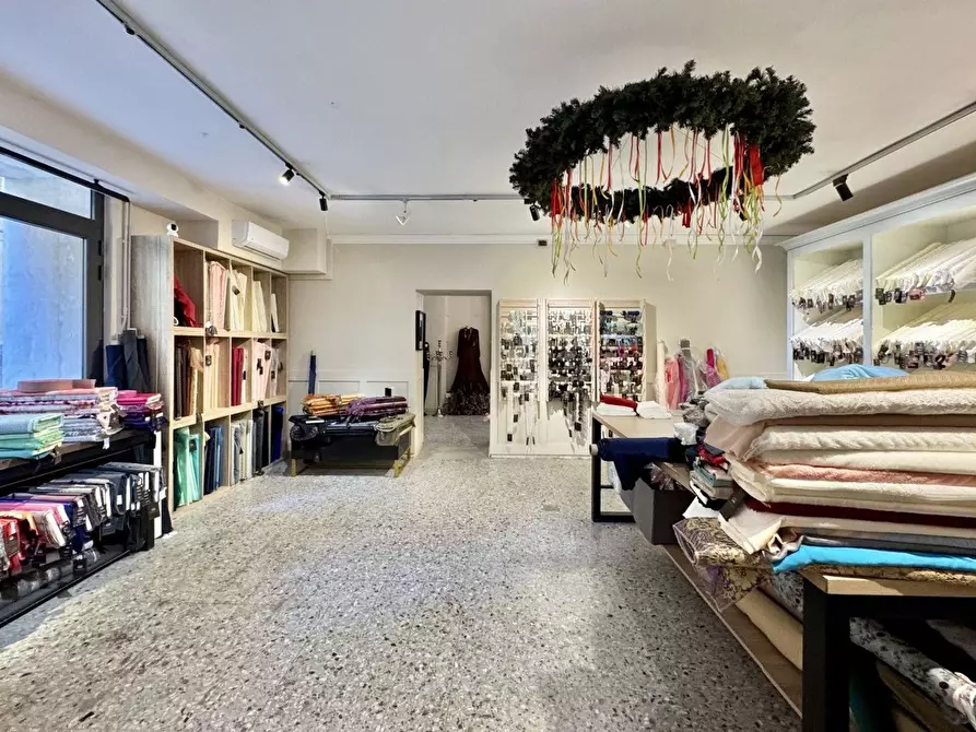 Immagine 12 di Negozio in vendita  a Pescia