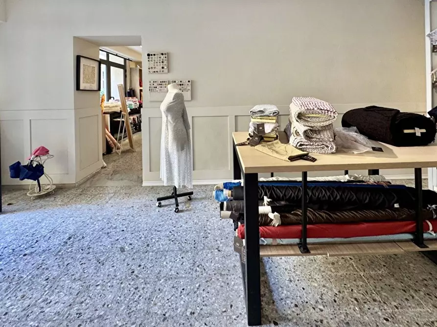 Immagine 9 di Negozio in vendita  a Pescia