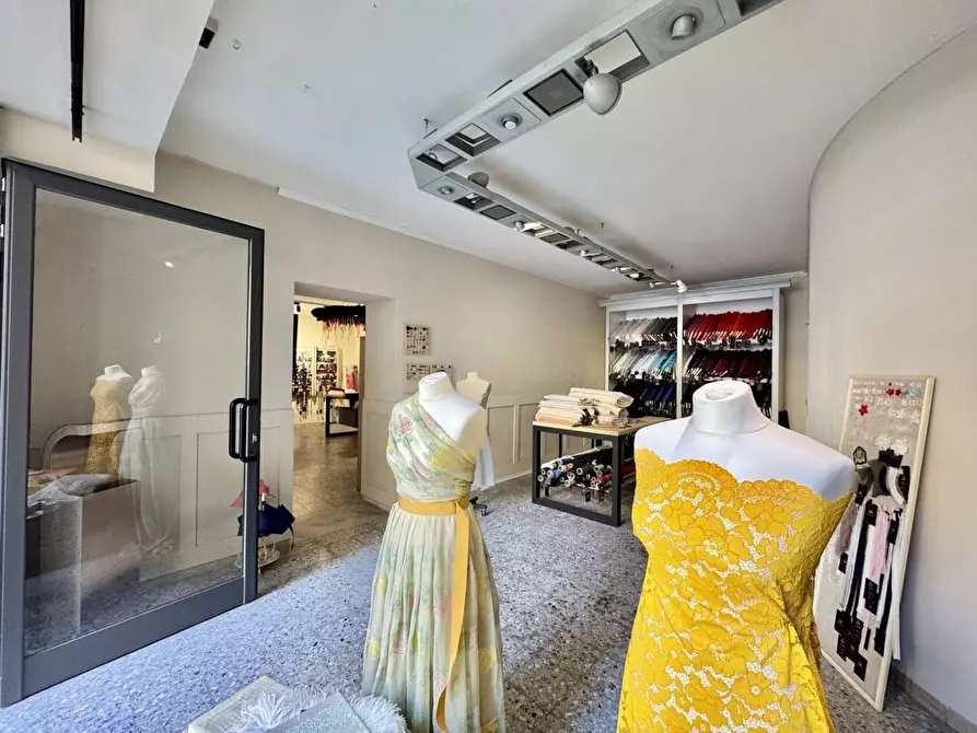 Immagine 7 di Negozio in vendita  a Pescia