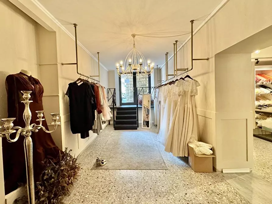 Immagine 17 di Negozio in vendita  a Pescia