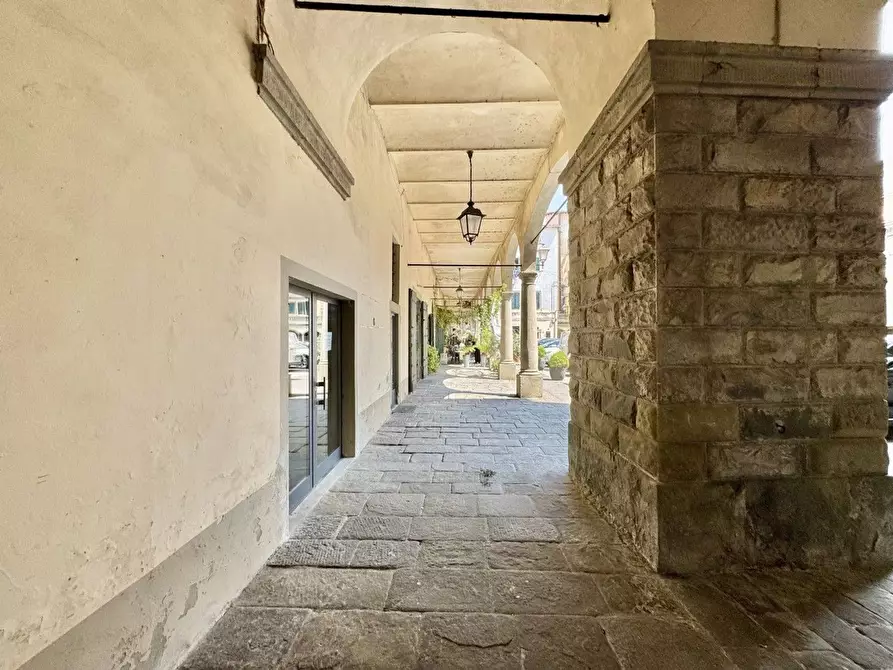 Immagine 24 di Negozio in vendita  a Pescia