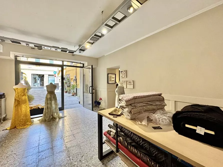 Immagine 6 di Negozio in vendita  a Pescia