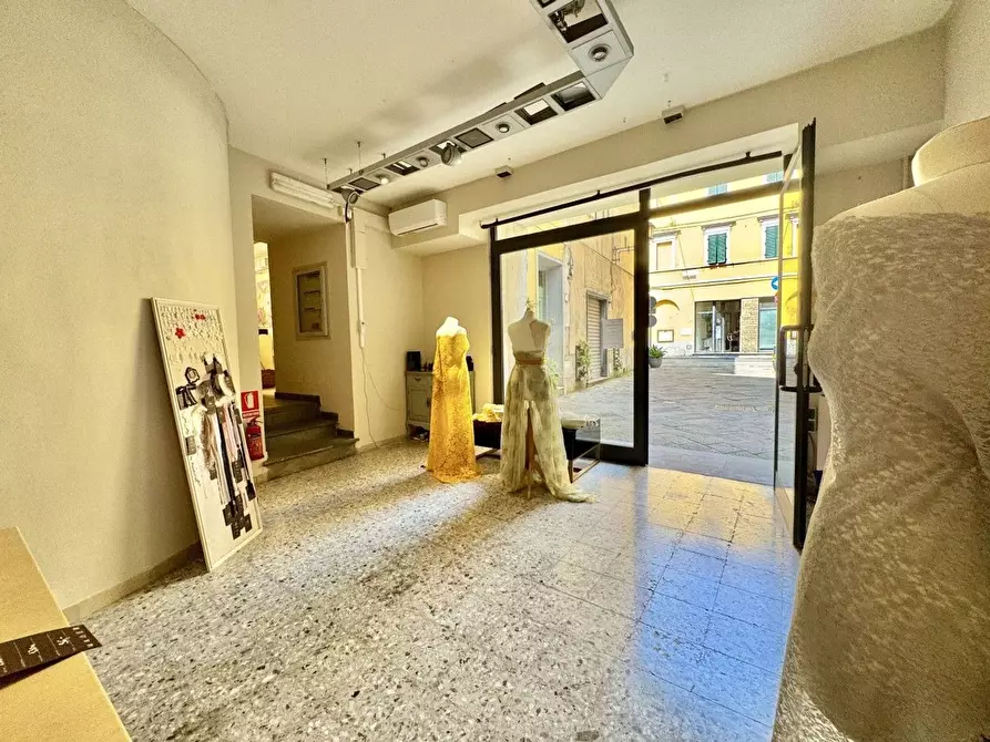 Immagine 5 di Negozio in vendita  a Pescia