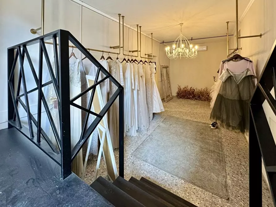 Immagine 18 di Negozio in vendita  a Pescia