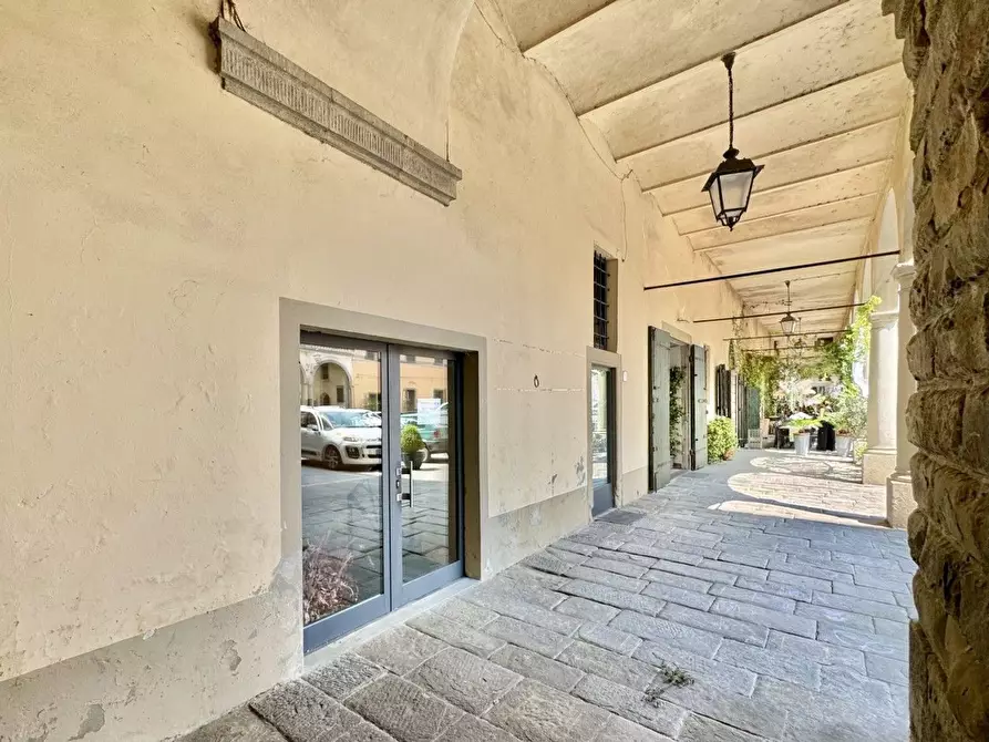 Immagine 25 di Negozio in vendita  a Pescia