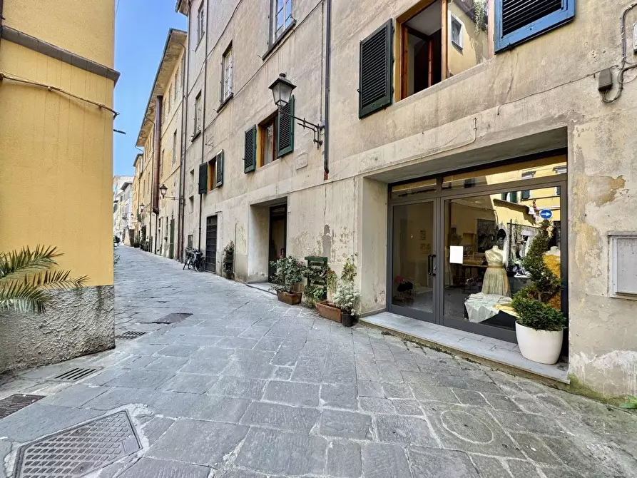 Immagine 2 di Negozio in vendita  a Pescia