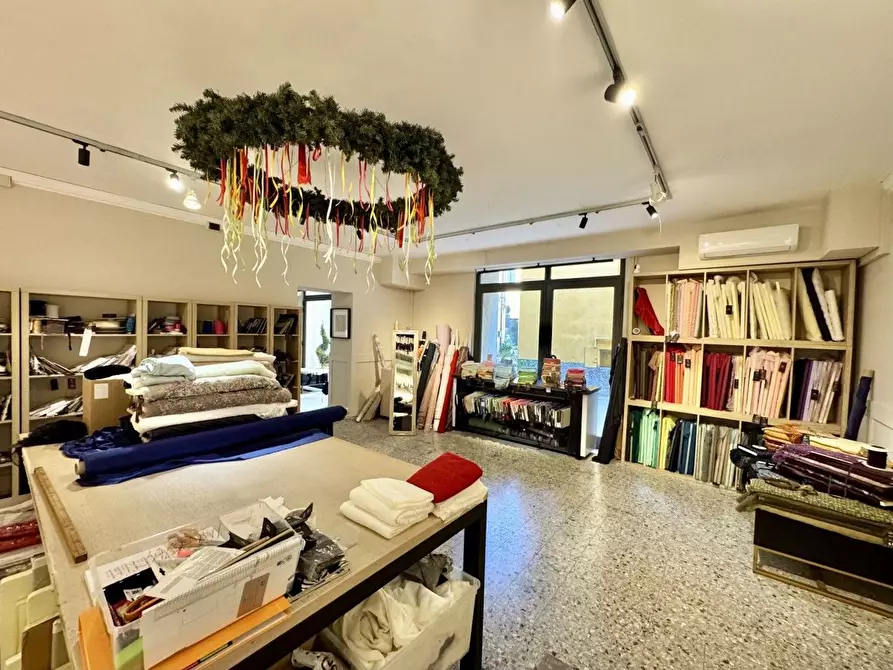 Immagine 13 di Negozio in vendita  a Pescia