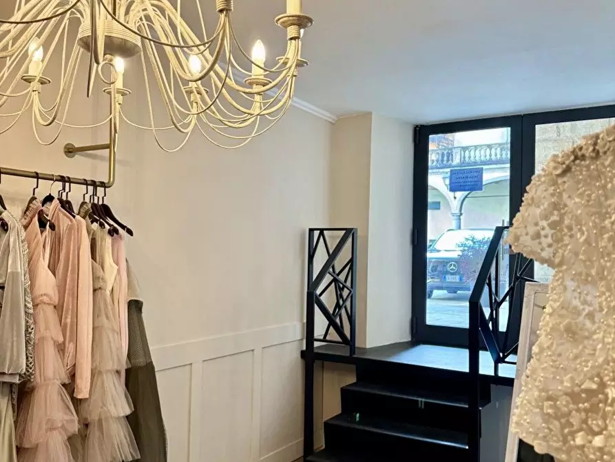 Immagine 19 di Negozio in vendita  a Pescia