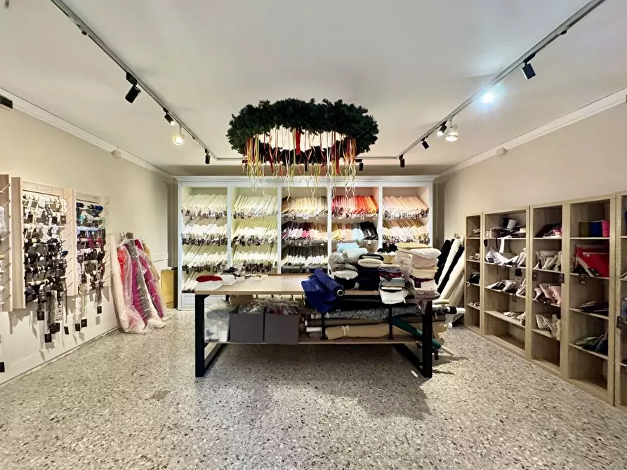 Immagine 10 di Negozio in vendita  a Pescia