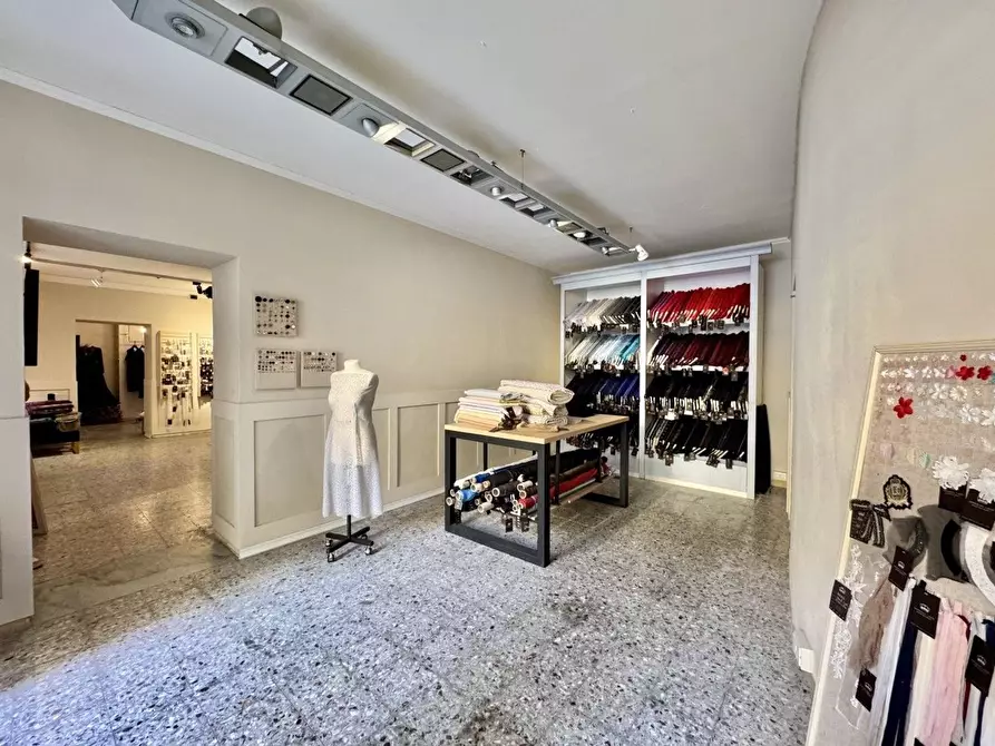 Immagine 1 di Negozio in vendita  a Pescia