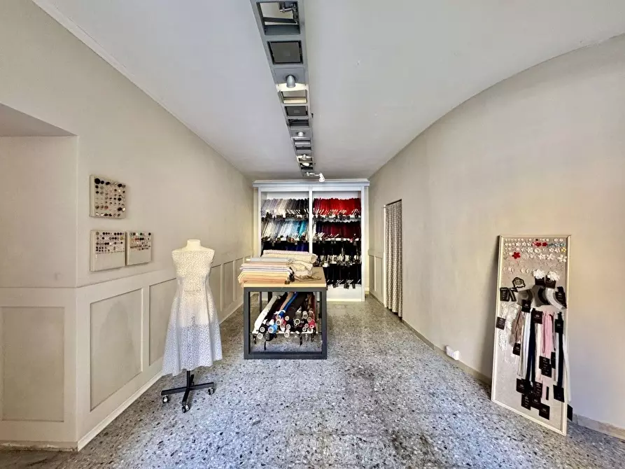 Immagine 8 di Negozio in vendita  a Pescia