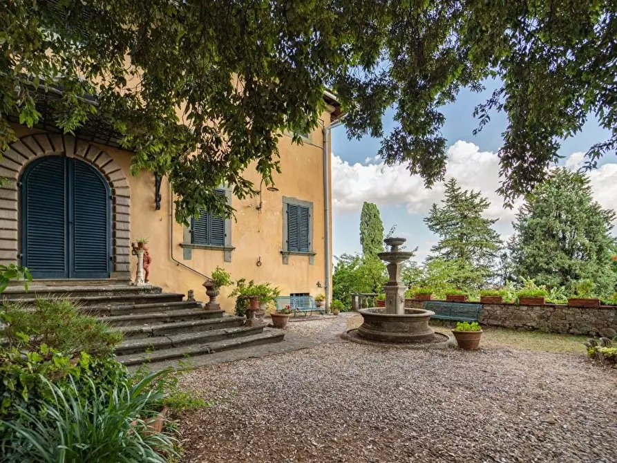 Immagine 41 di Villa in vendita  a Capannori