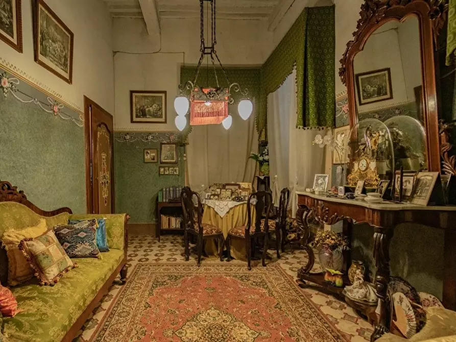 Immagine 38 di Villa in vendita  a Capannori