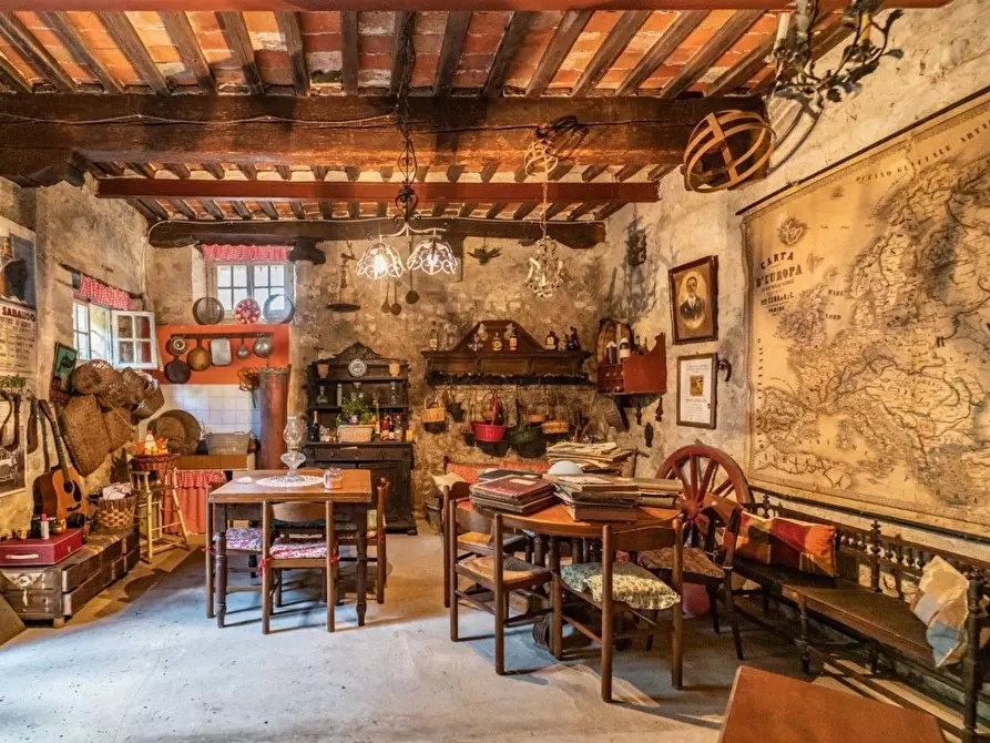 Immagine 13 di Villa in vendita  a Capannori