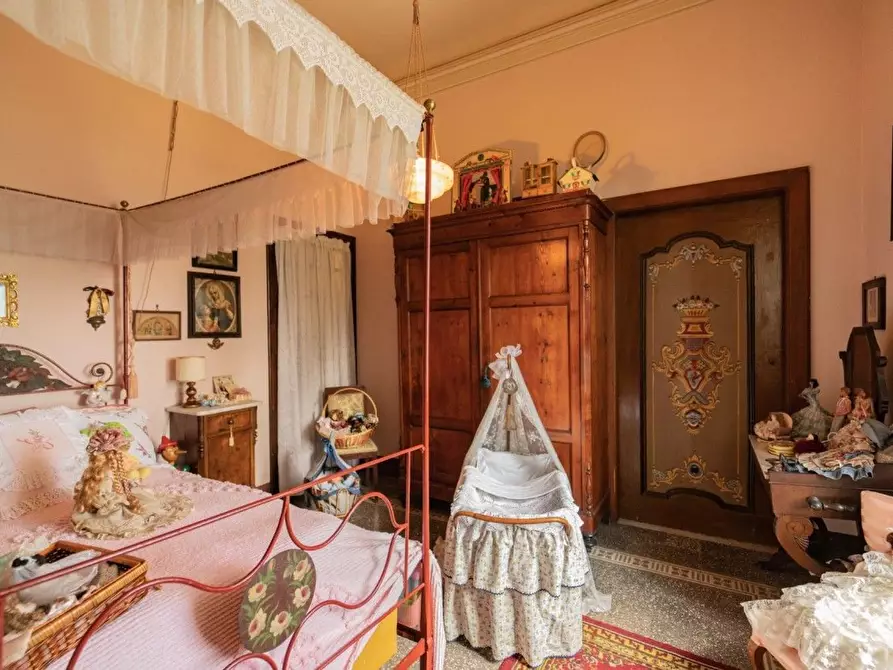 Immagine 33 di Villa in vendita  a Capannori