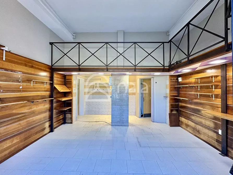 Immagine 1 di Locale commerciale in vendita  a Lucca