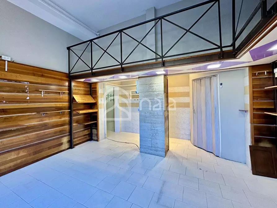 Immagine 4 di Locale commerciale in vendita  a Lucca