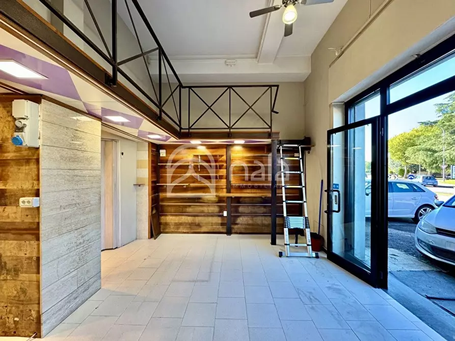 Immagine 7 di Locale commerciale in vendita  a Lucca