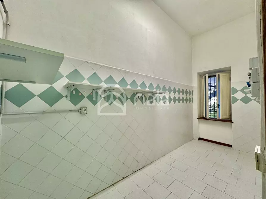 Immagine 9 di Locale commerciale in vendita  a Lucca