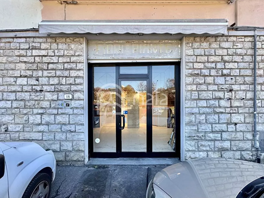 Immagine 2 di Locale commerciale in vendita  a Lucca