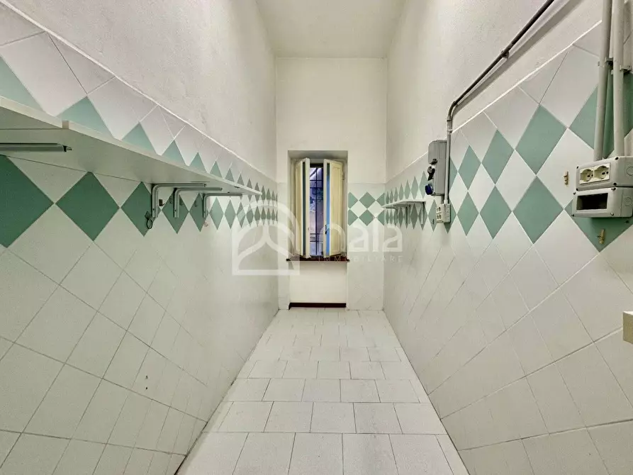 Immagine 10 di Locale commerciale in vendita  a Lucca