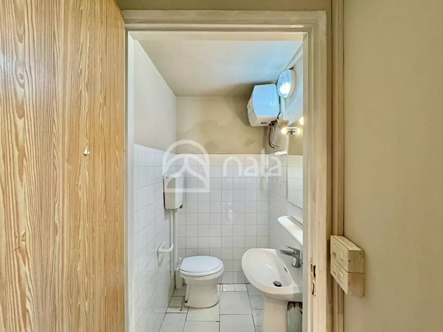 Immagine 11 di Locale commerciale in vendita  a Lucca