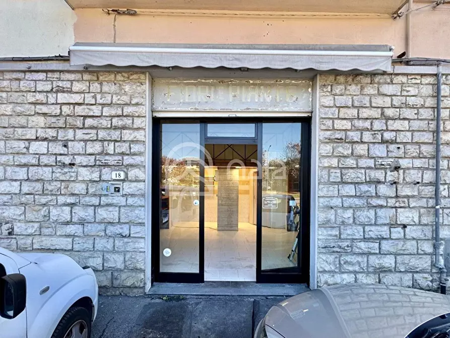 Immagine 3 di Locale commerciale in vendita  a Lucca