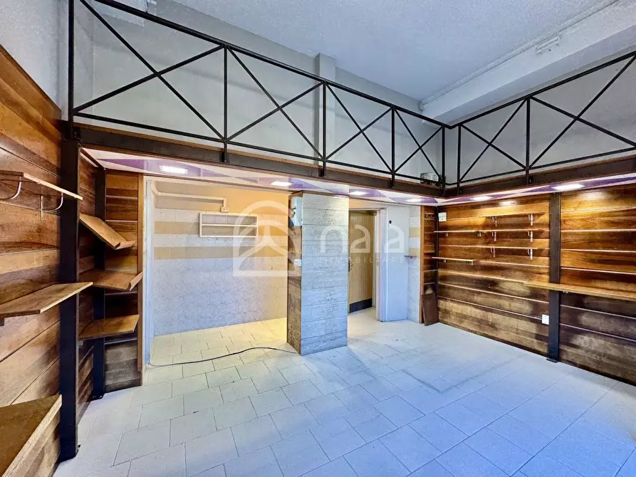 Immagine 5 di Locale commerciale in vendita  a Lucca