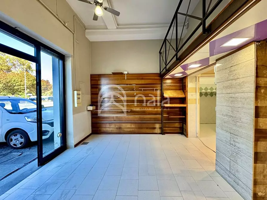 Immagine 6 di Locale commerciale in vendita  a Lucca