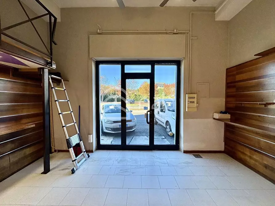 Immagine 8 di Locale commerciale in vendita  a Lucca