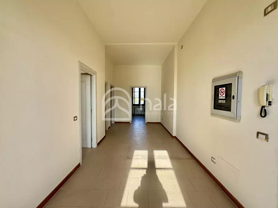 Immagine 4 di Ufficio in affitto  a Lucca