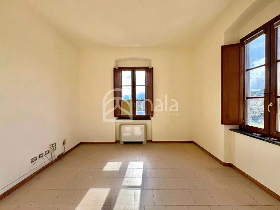 Immagine 13 di Ufficio in affitto  a Lucca