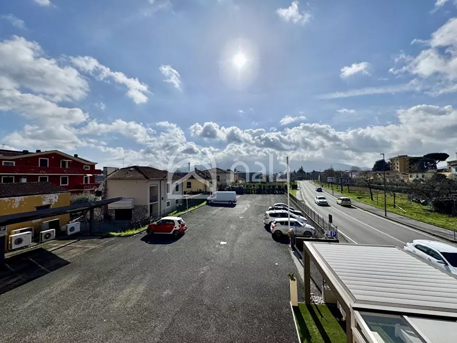 Immagine 15 di Ufficio in affitto  a Lucca