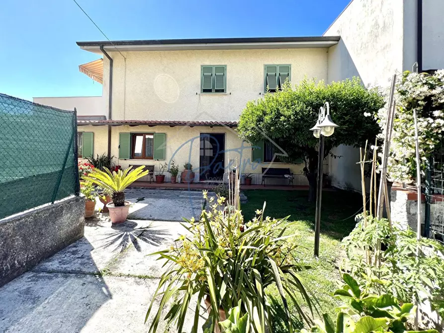 Immagine 3 di Casa semindipendente in vendita  a Massa