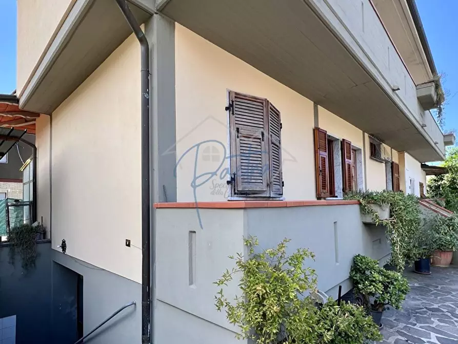 Immagine 2 di Casa indipendente in vendita  a Massa