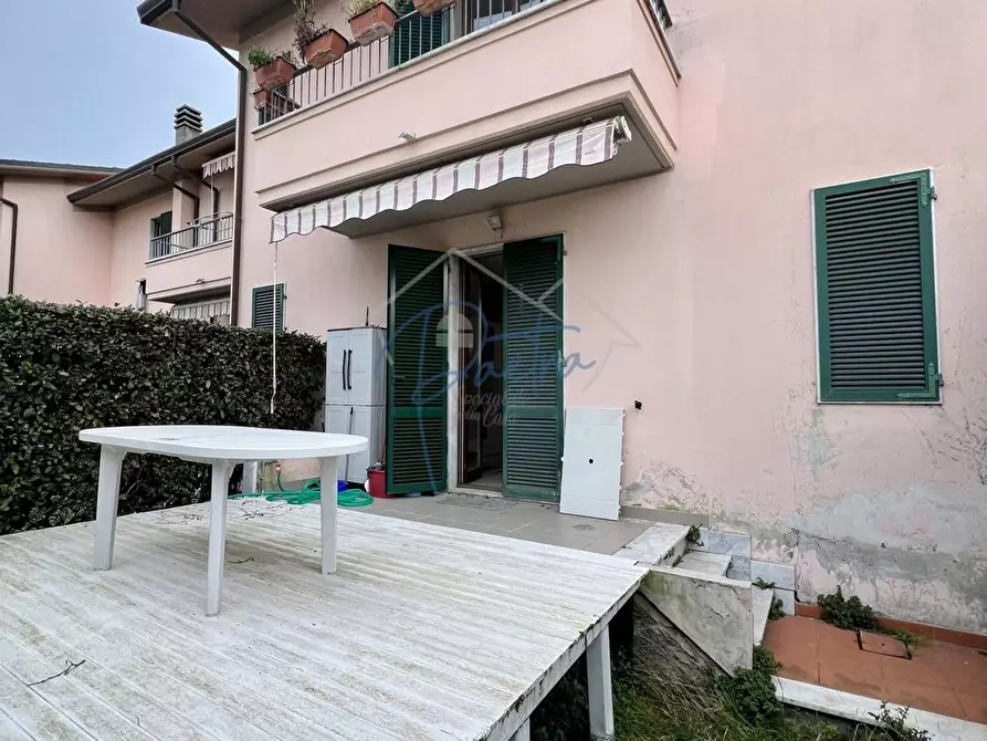 Immagine 1 di Villetta a schiera in vendita  a Massa