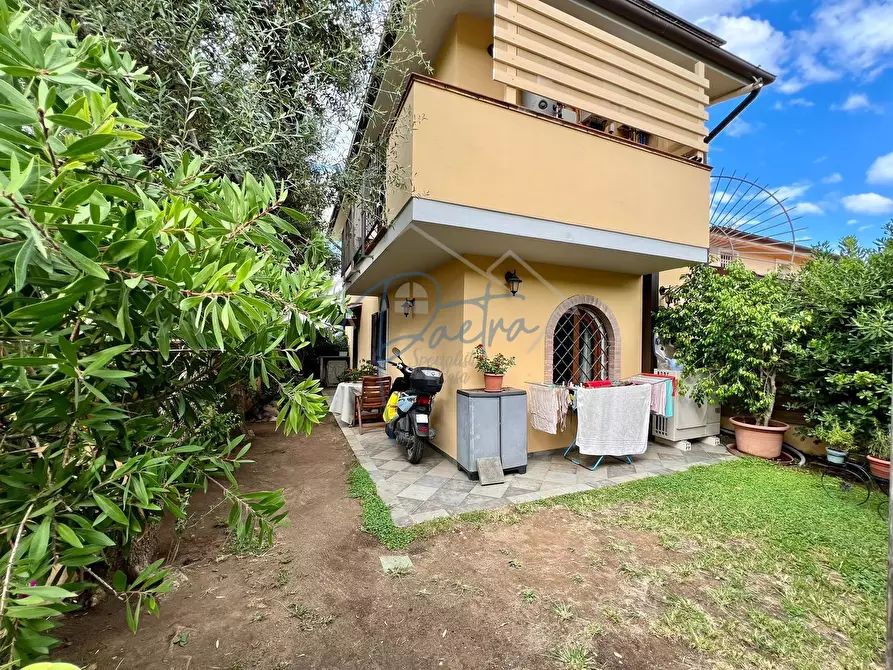 Immagine 2 di Villetta a schiera in vendita  a Montignoso