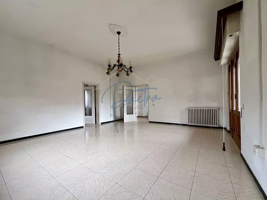 Immagine 7 di Villa in vendita  a Massa