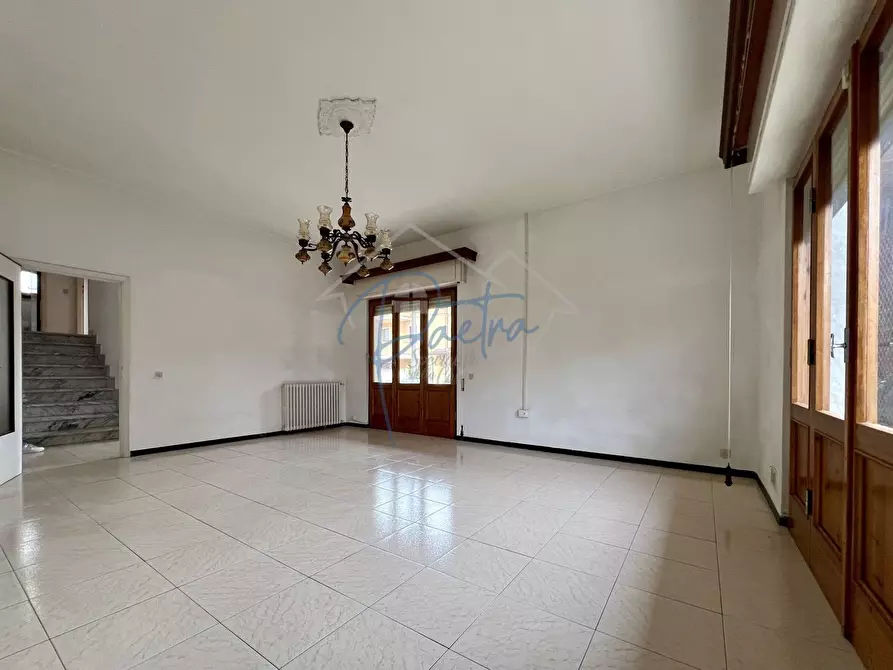 Immagine 6 di Villa in vendita  a Massa