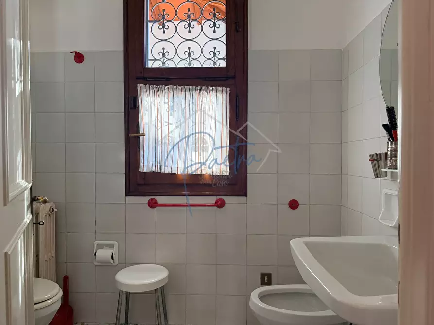 Immagine 40 di Villa in vendita  a Massa